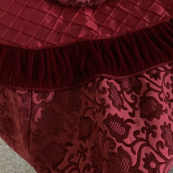 Large tree skirt with matching stockings - Picture 2 of 10